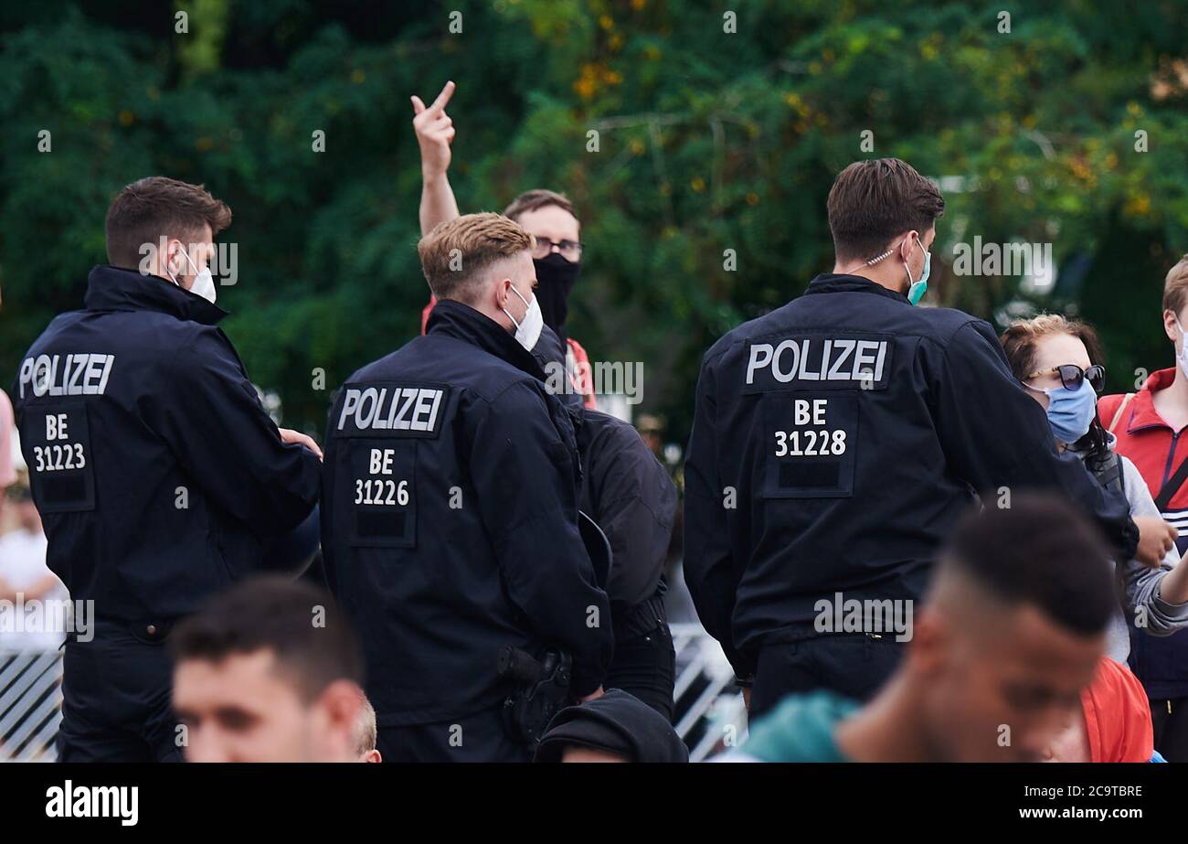 Berlin, Deutschland. August 2020. Linke Demonstranten protestieren gegen die Demonstration der sogenannten Querfront- und Corona-Leugner im Amphitheater im Mauerpark im Mauerpark. Die Polizei schob sie zurück. Quelle: Annette Riedl/dpa/Alamy Live News Stockfoto