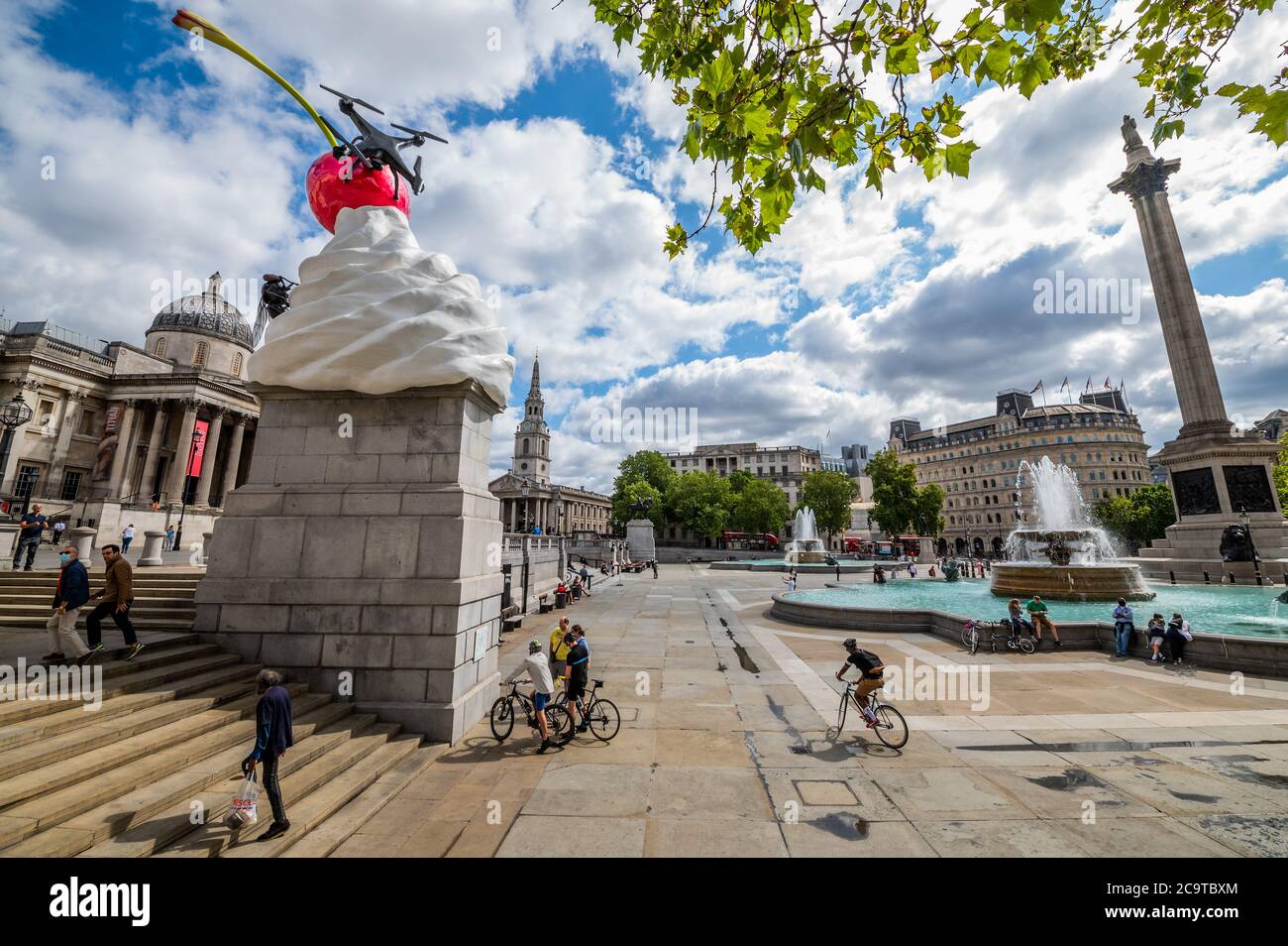DAS ENDE - ein riesiger Wirbel aus Schlagsahne, eine Kirsche, eine Fliege und eine Drohne, die eine Live-Feed von Trafalgar Square überträgt. Es ist ein neues Kunstwerk der Künstlerin Heather Phillipson und wurde am Donnerstag, 30. Juli, auf dem vierten Sockel des Platzes enthüllt. Es ist die 13. Vierte sockelkommission seit Beginn des Programms im Jahr 1998, es ist auch die höchste bis dato, mit 9,4 m und einem Gewicht von 9 Tonnen. Die Arbeit wurde 2017 von der Vierten Sockelkommission ausgewählt, nach einer Ausstellung in der Nationalgalerie, in der 10,000 Personen für ihr Lieblingskunstwerk in der engeren Auswahl stimmten. Stockfoto
