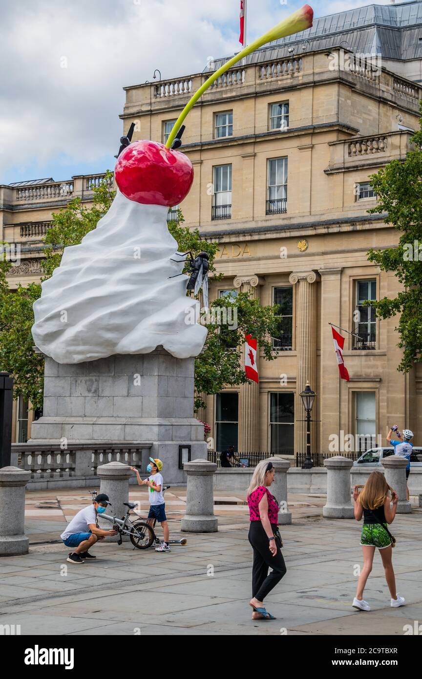 DAS ENDE - ein riesiger Wirbel aus Schlagsahne, eine Kirsche, eine Fliege und eine Drohne, die eine Live-Feed von Trafalgar Square überträgt. Es ist ein neues Kunstwerk der Künstlerin Heather Phillipson und wurde am Donnerstag, 30. Juli, auf dem vierten Sockel des Platzes enthüllt. Es ist die 13. Vierte sockelkommission seit Beginn des Programms im Jahr 1998, es ist auch die höchste bis dato, mit 9,4 m und einem Gewicht von 9 Tonnen. Die Arbeit wurde 2017 von der Vierten Sockelkommission ausgewählt, nach einer Ausstellung in der Nationalgalerie, in der 10,000 Personen für ihr Lieblingskunstwerk in der engeren Auswahl stimmten. Stockfoto