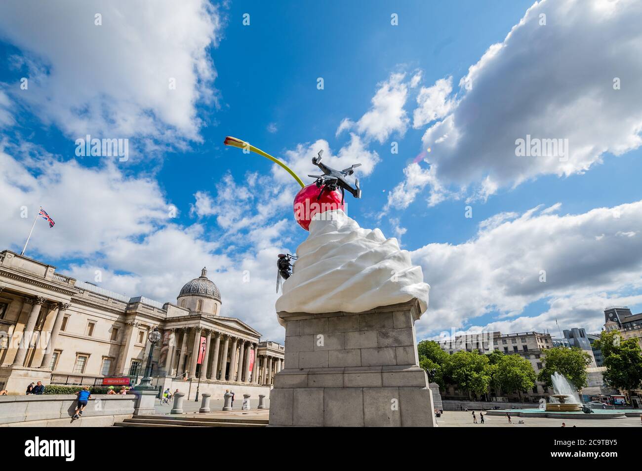 DAS ENDE - ein riesiger Wirbel aus Schlagsahne, eine Kirsche, eine Fliege und eine Drohne, die eine Live-Feed von Trafalgar Square überträgt. Es ist ein neues Kunstwerk der Künstlerin Heather Phillipson und wurde am Donnerstag, 30. Juli, auf dem vierten Sockel des Platzes enthüllt. Es ist die 13. Vierte sockelkommission seit Beginn des Programms im Jahr 1998, es ist auch die höchste bis dato, mit 9,4 m und einem Gewicht von 9 Tonnen. Die Arbeit wurde 2017 von der Vierten Sockelkommission ausgewählt, nach einer Ausstellung in der Nationalgalerie, in der 10,000 Personen für ihr Lieblingskunstwerk in der engeren Auswahl stimmten. Stockfoto