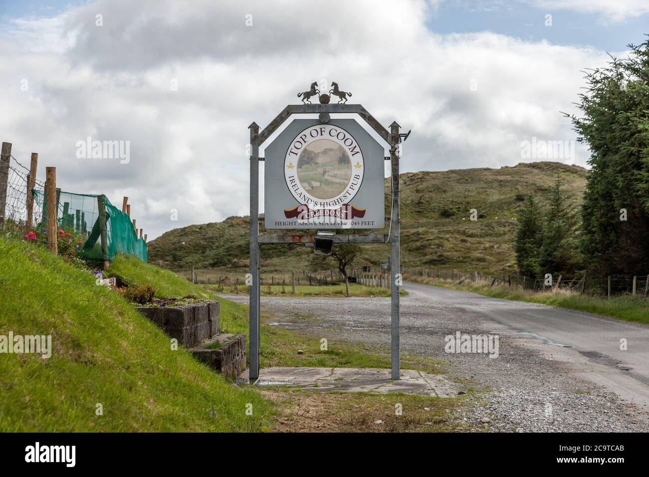 Kilgarvan, Kerry, Irland. August 2020. Schild am Straßenrand für das Top of Coom, das Irlands Official Highest Pub ist und über 1045 Meter über dem Meeresufer liegt Stockfoto