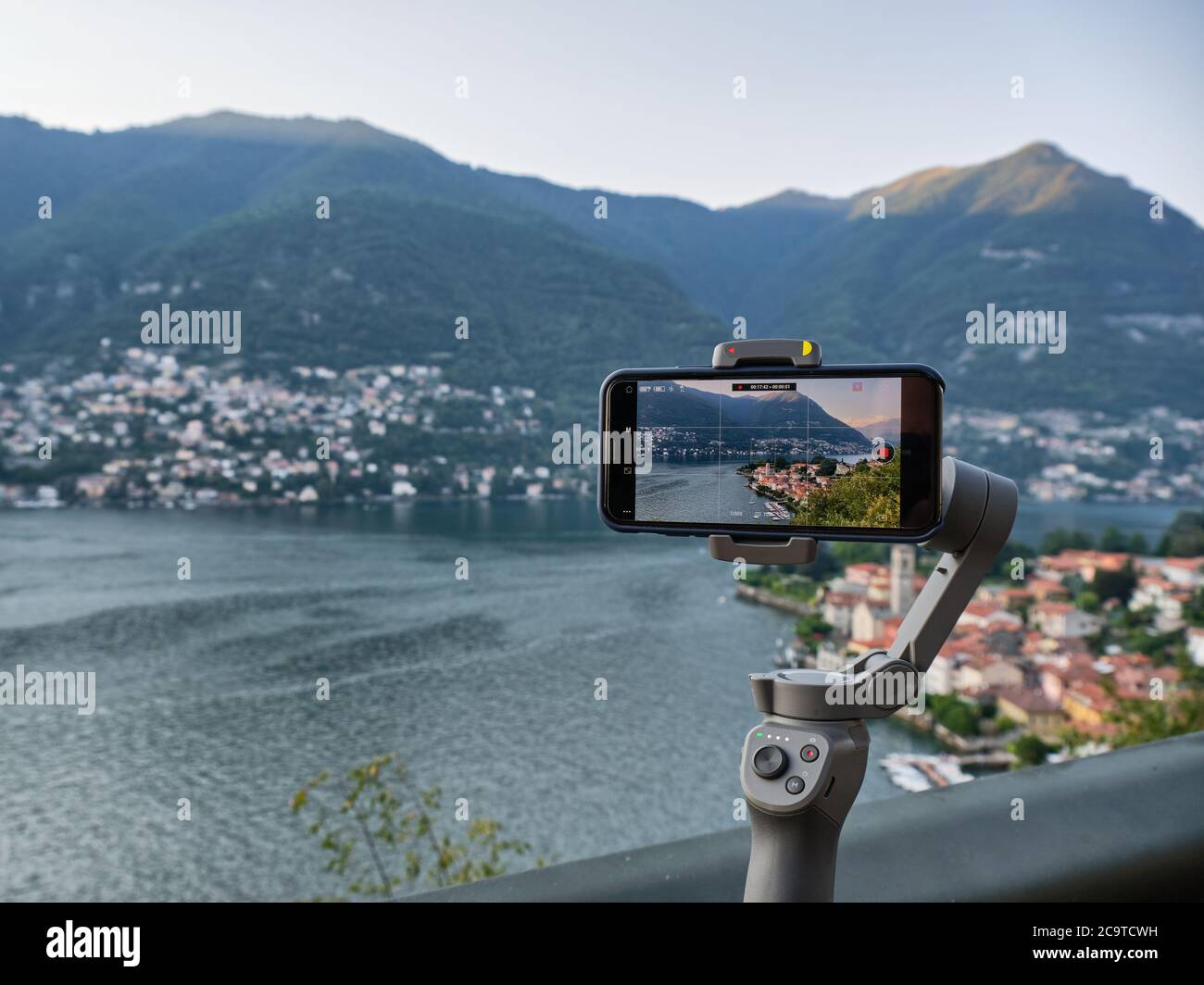 Panorama-Filmaufnahmen mit Gimbal und Smartphone von dem Dorf Torno im Sommer Sonnenuntergang, Comer See, Lombardei, Italienische Seen, Italien, Europa Stockfoto