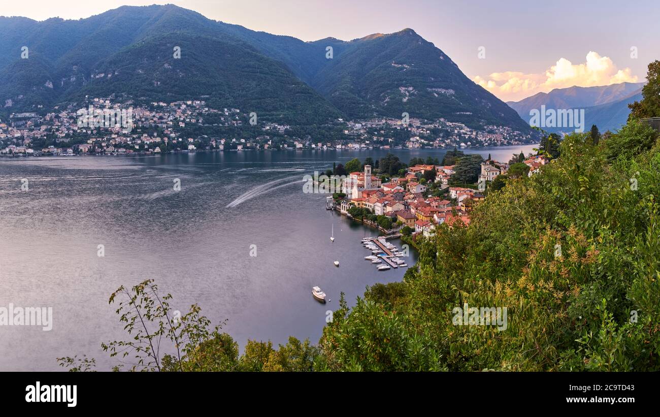 Panoramablick auf das Dorf Torno im Sommer Sonnenuntergang, Comer See, Lombardei, Italienische Seen, Italien, Europa Stockfoto