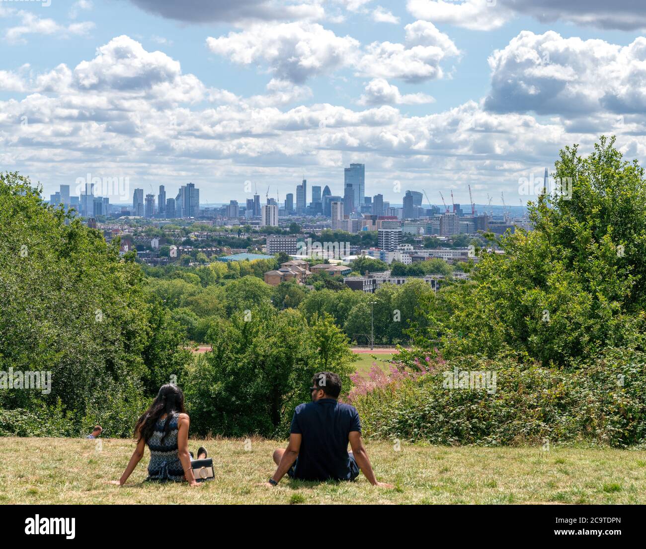 August 2020 - London, Großbritannien. Ein Paar genießt den Panoramablick auf London vom Hampstead Heath Park. Stockfoto