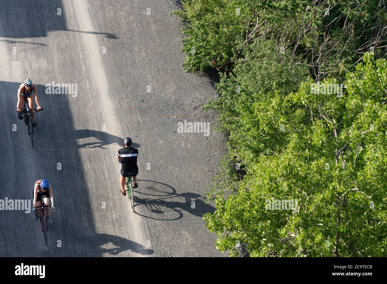 Montreal, CA - 31. Juli 2020: Luftaufnahme von Menschen, die Fahrrad fahren auf St. Lawrence Seaway Radweg Stockfoto