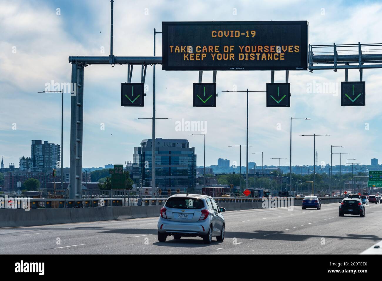 Montreal, CA - 31. Juli 2020: Social Distancing Informationsschild über einer Autobahn auf Champlain Brücke Stockfoto