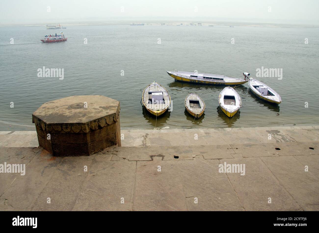 varanasi uttar pradesh indien am 21. februar 2020 :Bootsmuster und Ghat bei munshi Ghat varanasi uttar pradesh indien. Stockfoto