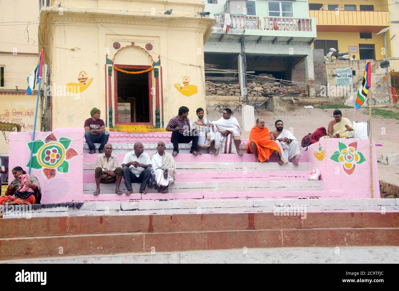 varanasi uttar pradesh indien am 21. februar 2020:Einheimische haben sich in einen morgendlichen Chat in der Nähe von Varanasi Kedar Ghat vertieft. Stockfoto