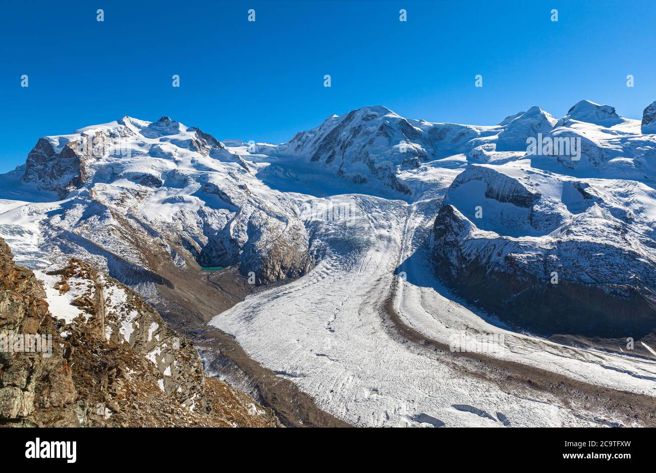 Herrlicher Panoramablick auf den Gornergletscher und das Monte Rosa-Massiv, den Lysskamm an der Schweizer Grenze zu Italien von der Gornergrat Station an sonnigen Herbsttag Stockfoto