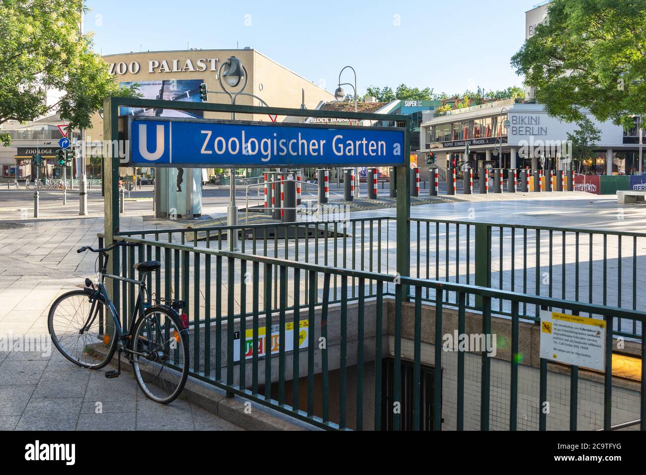 U-Bahn-Eingang Zoologischer Garten in Berlin mit Blick auf das Kino Zoo-Palast. Stockfoto