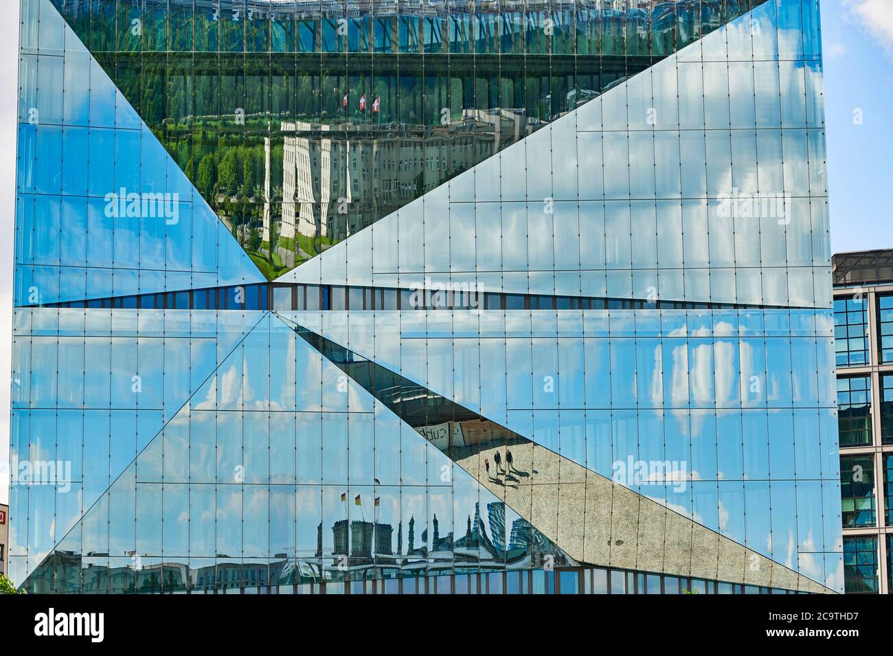 Berlin, Deutschland - 14. Juni 2020: Eine Glasfassade, die den Berliner Reichstag und die Schweizer Botschaft im Regierungsbezirk Berlin widerspiegelt. Stockfoto