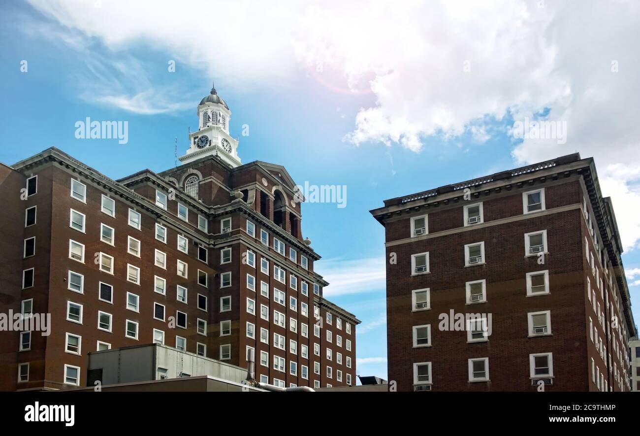 Blick auf das Upstate University Hospital auf dem Hügel der Syracuse University in Syracuse, New York, August 2020 Stockfoto