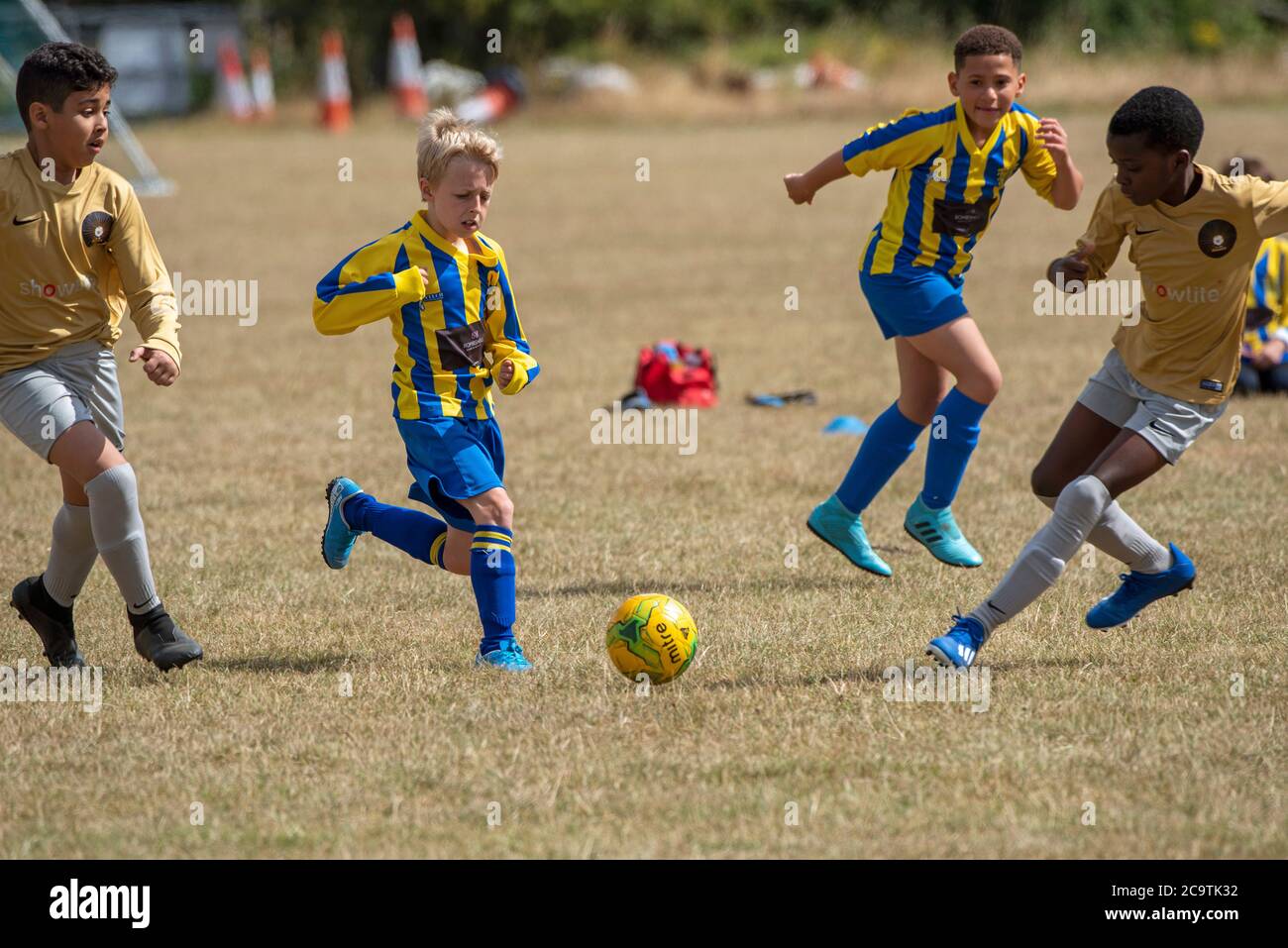Basingstoke, Hampshire, England, Großbritannien. August 2020. Basingstoke Colts in blau und gelb spielen RAFC von Andover. Aktion während des Jugendersten Spiels Stockfoto