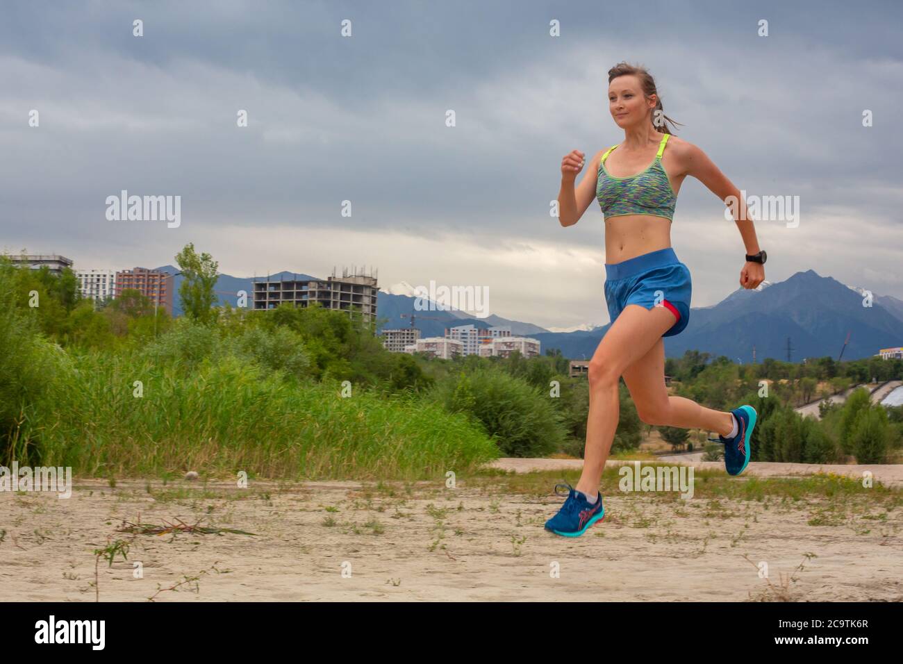 Laufen im Stadtpark. Frau Läuferin vor dem Joggen mit Montreal Skyline im Hintergrund Stockfoto
