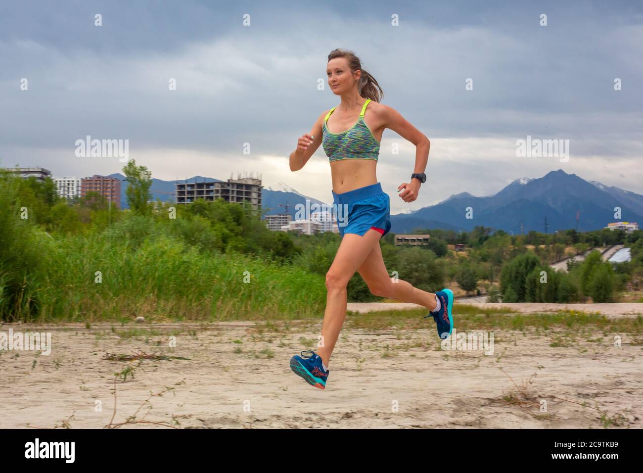 Laufen im Stadtpark. Frau Läuferin vor dem Joggen mit Montreal Skyline im Hintergrund Stockfoto