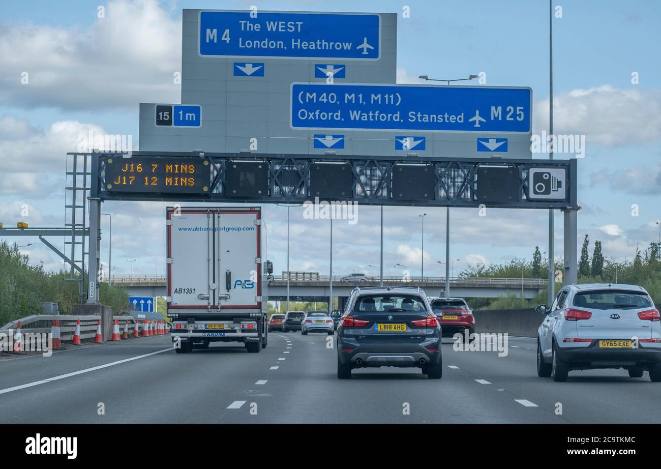 Sonntag Verkehr auf der M25 London Orbital Autobahn, 2.8.20 Stockfoto