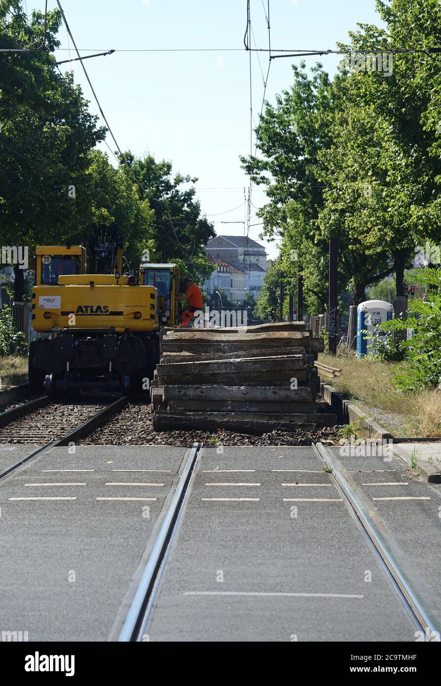 Berlin, Deutschland. Juli 2020. Holzschwellen befinden sich neben einem Bauwagen auf den Gleisen an der geschlossenen Haltestelle Straßmannstraße. Die Gleise der Straßenbahnlinie M10 zwischen Landsberger Allee und Bersarinplatz werden erneuert. Der Schienenverkehr ist in diesem Bereich bis Oktober unterbrochen. Quelle: Alexandra Schuler/dpa/Alamy Live News Stockfoto