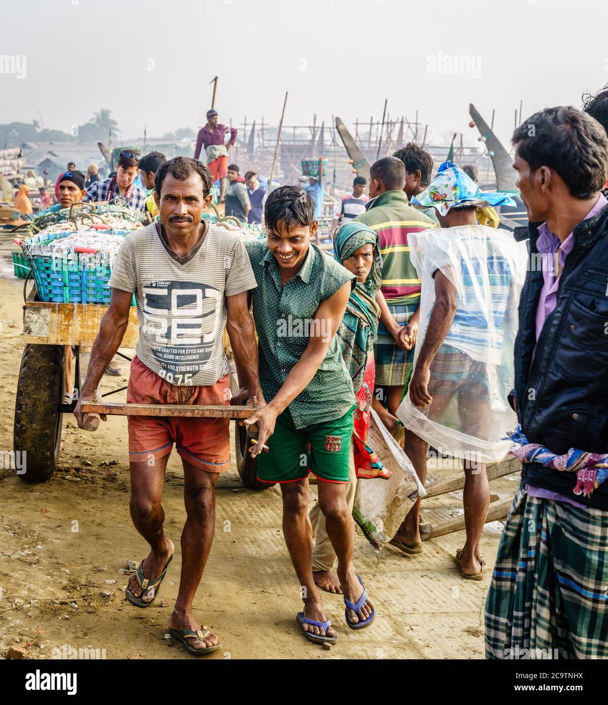 Chittagong, Bangladesch, 23. Dezember 2017: Fischer ziehen auf einem Markt in Chittagong, Bangladesch, einen Wagen mit frischem Garnelenfang Stockfoto