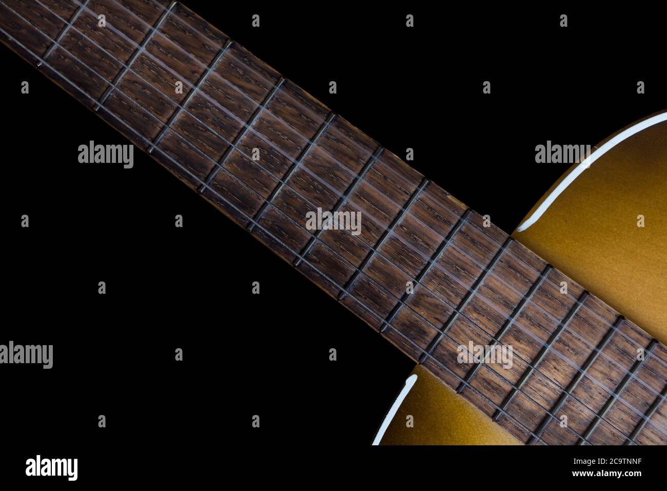 Akustische Gitarre Griffbrett isoliert auf dunklem Hintergrund Stockfoto