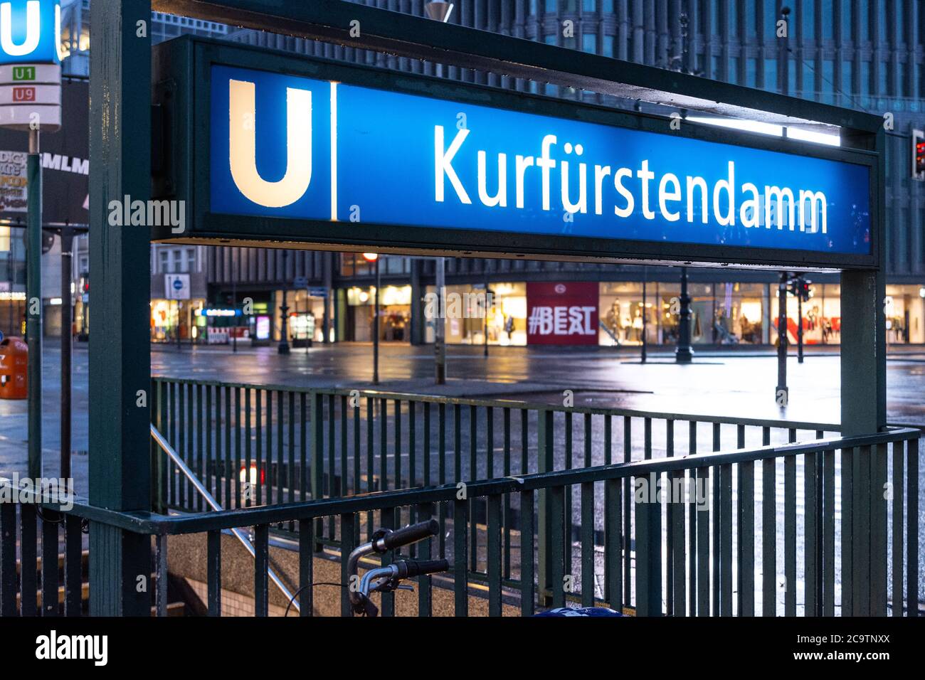 Eingang zur U-Bahn-Station Kurfürstendamm in der Abenddämmerung Stockfoto