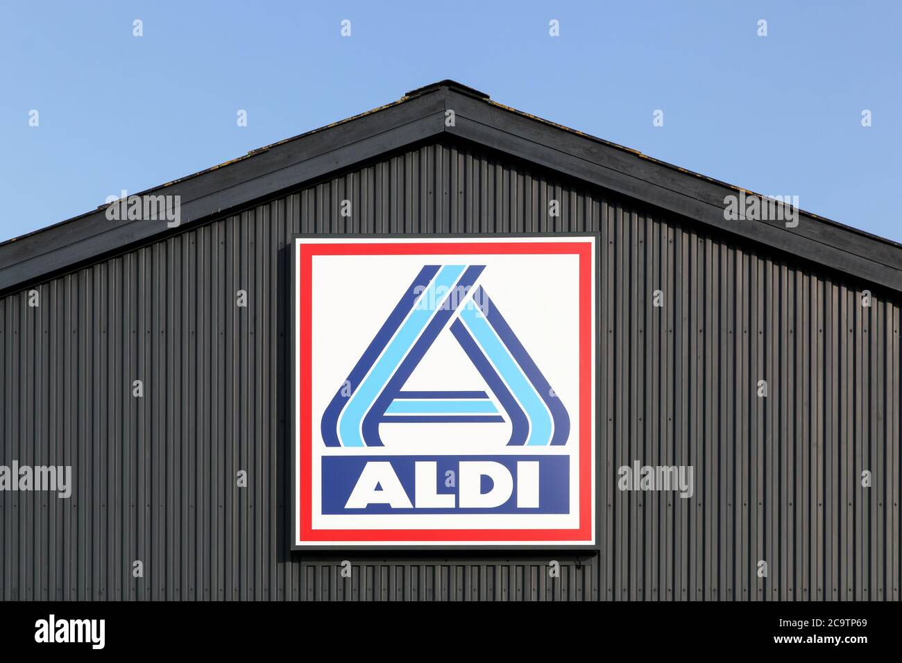 Logstor, Dänemark - 23. August 2017: Aldi Supermarktlogo an der Wand. Aldi ist eine weltweit führende Discounter-Supermarktkette mit über 10 000 Geschäften Stockfoto