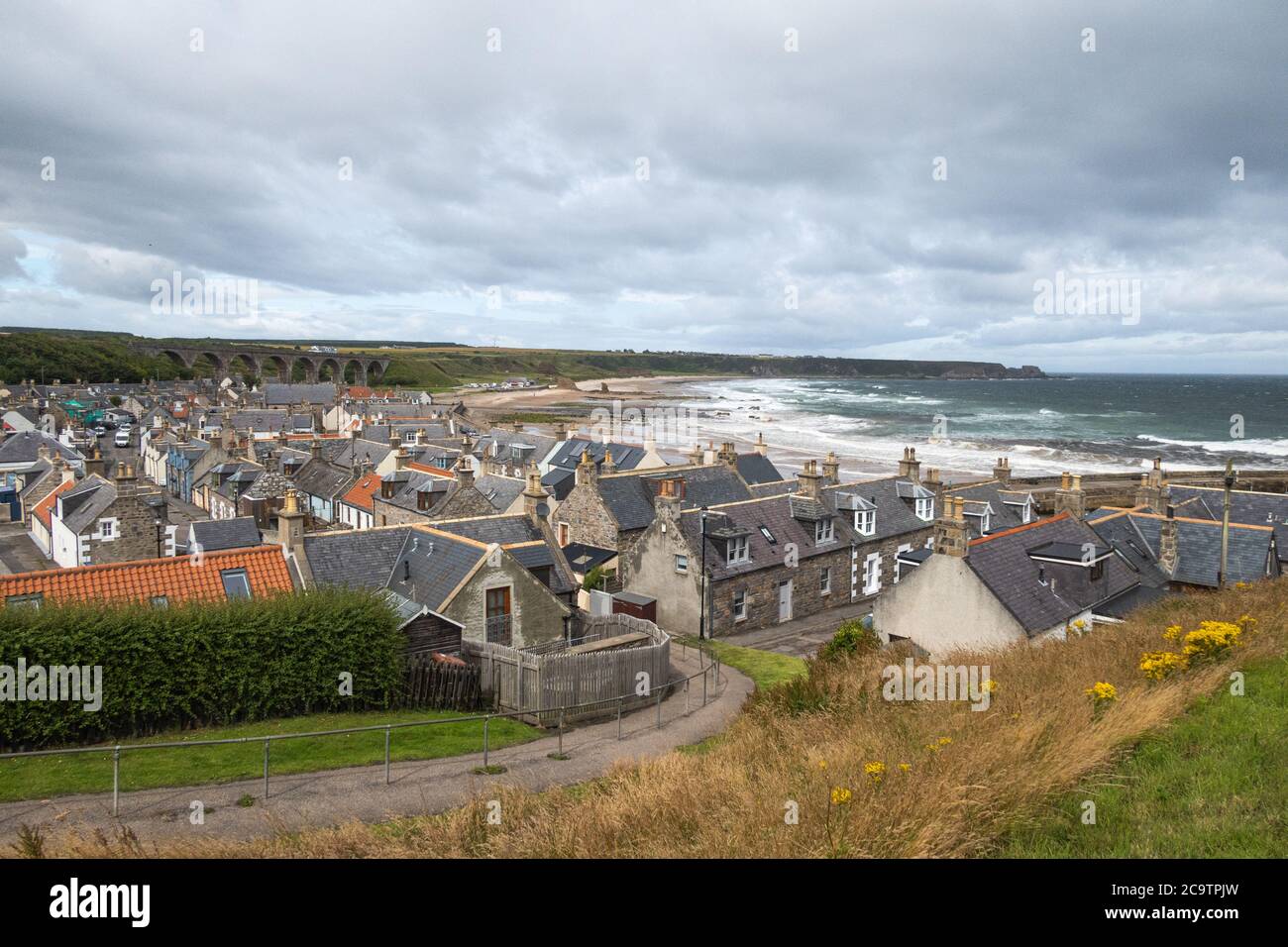 Dorf und Hafen von Cullen, Nordostschottland. Stockfoto