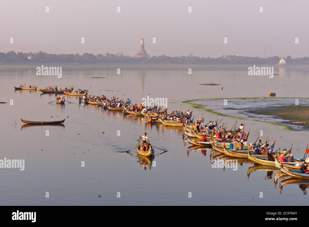 Boote auf Taung Tha man See während Sonnenuntergang in der Nähe U-Bein Brücke, Amarapura, Mandalay, Myanmar, Asien Stockfoto