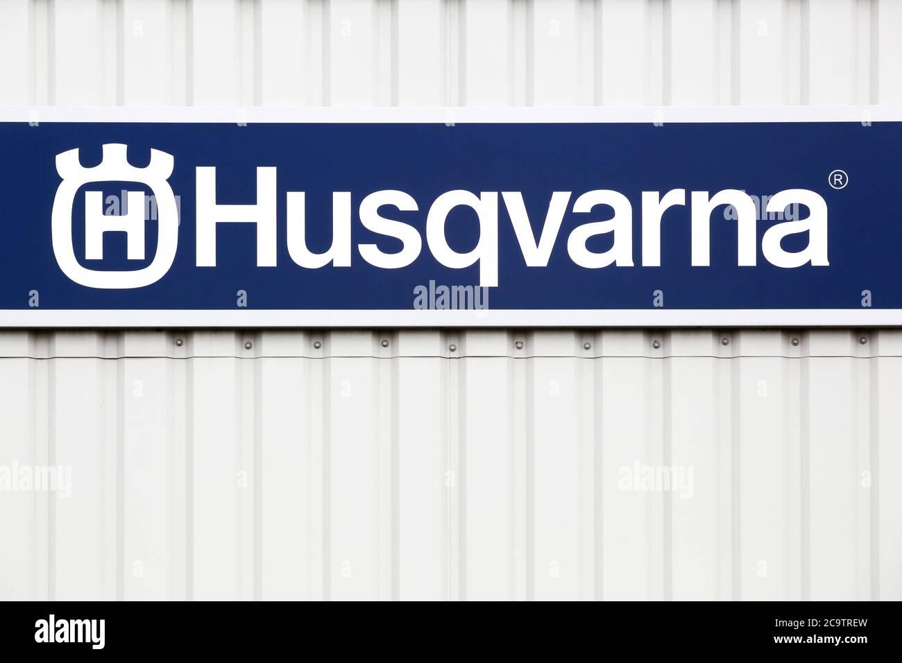 Hornslet, Dänemark – 25. Juli 2020: Husqvarna Logo an einer Fassade. Husqvarna ist ein schwedischer Hersteller von Mährobotern, Gartentraktoren und Kettensägen Stockfoto