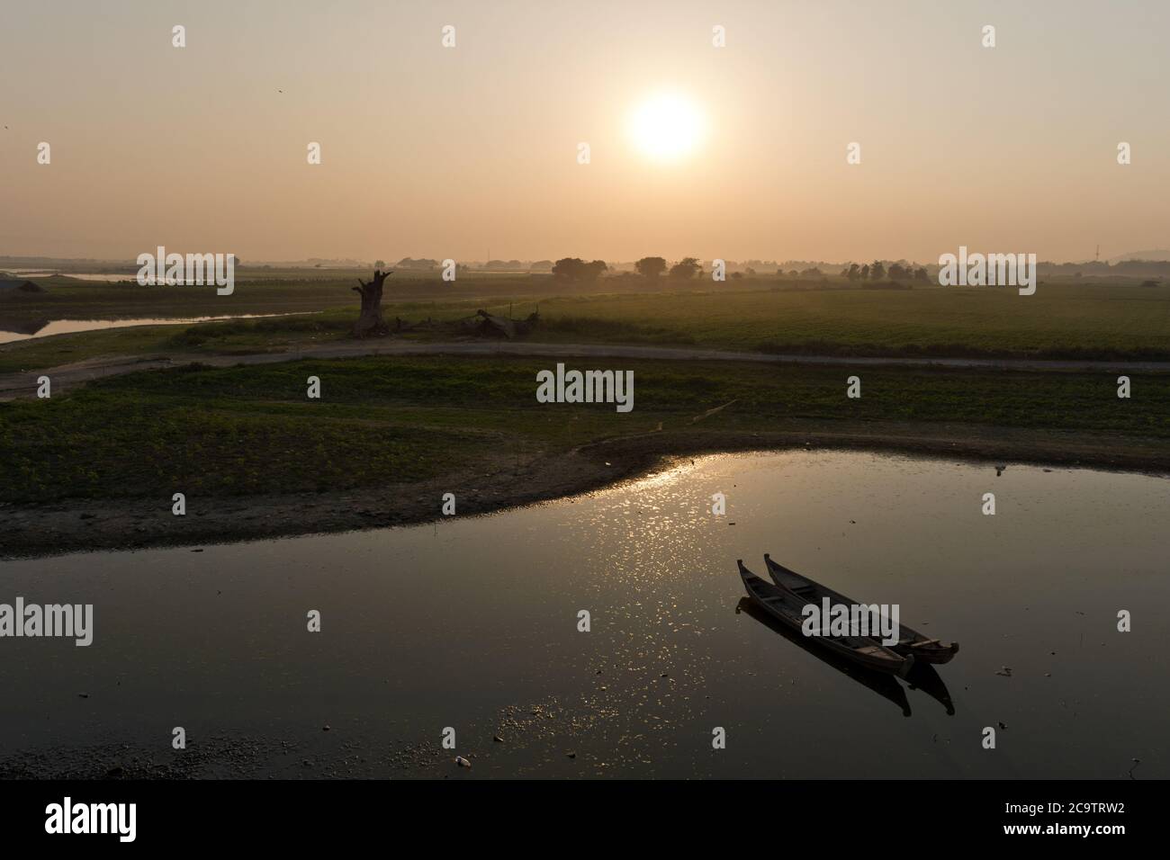 Hölzerne Fischerboot an der Küste am Taung Tha man See während Sonnenaufgang in der Nähe U-Bein Brücke, Mandalay, Myanmar, Asien Stockfoto