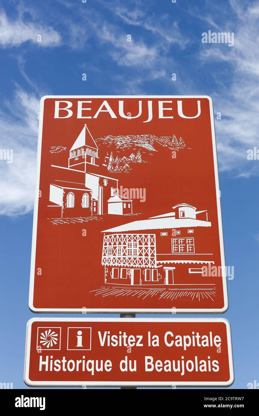 Schild mit Beaujeu historische Hauptstadt von Beaujolais, Frankreich Stockfoto