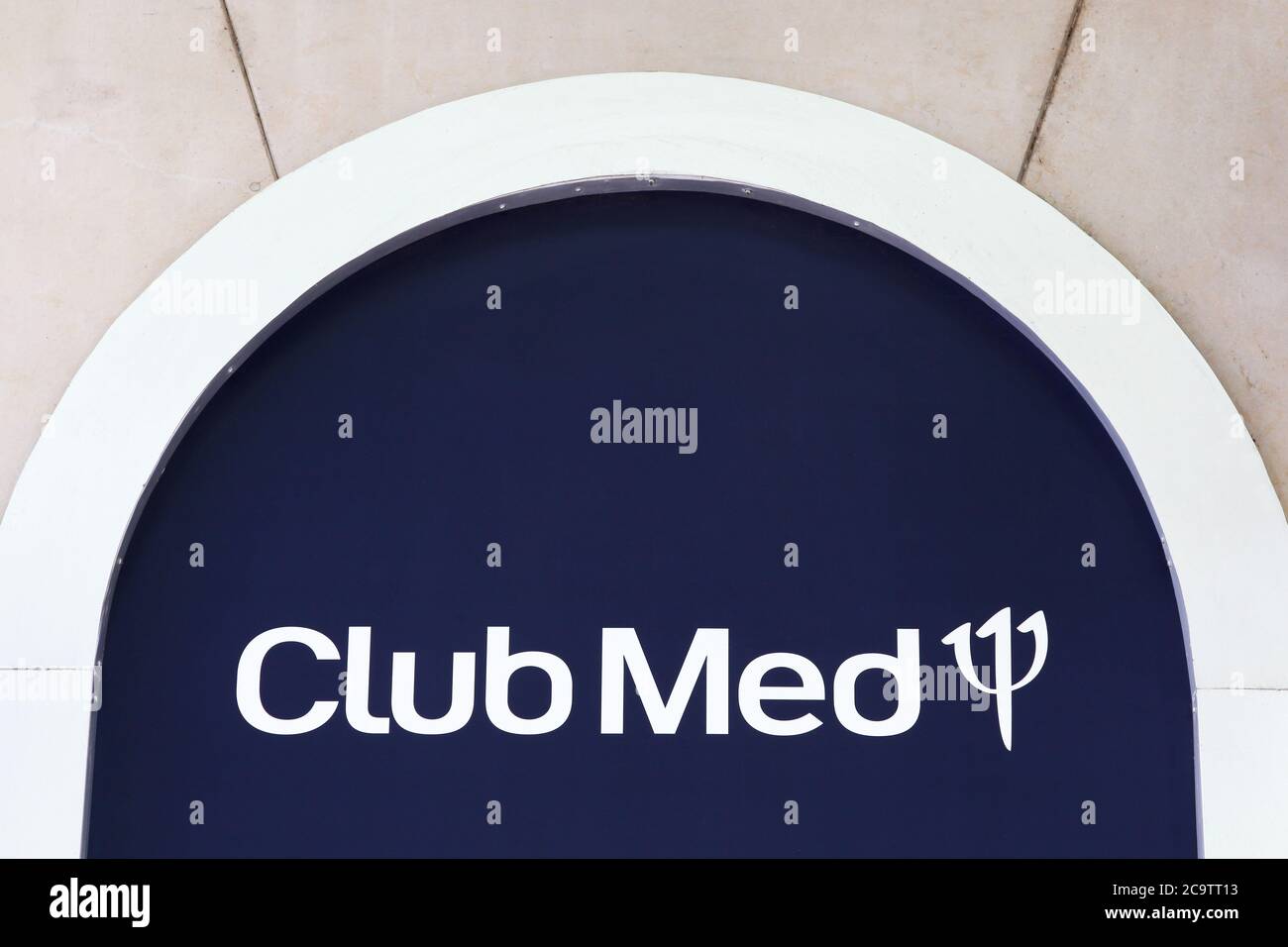 Lyon, Frankreich - 28. Juni 2020: Club med Logo an der Wand. Club Med und früher als Club Méditerranée bekannt ist ein chinesisches Unternehmen Stockfoto