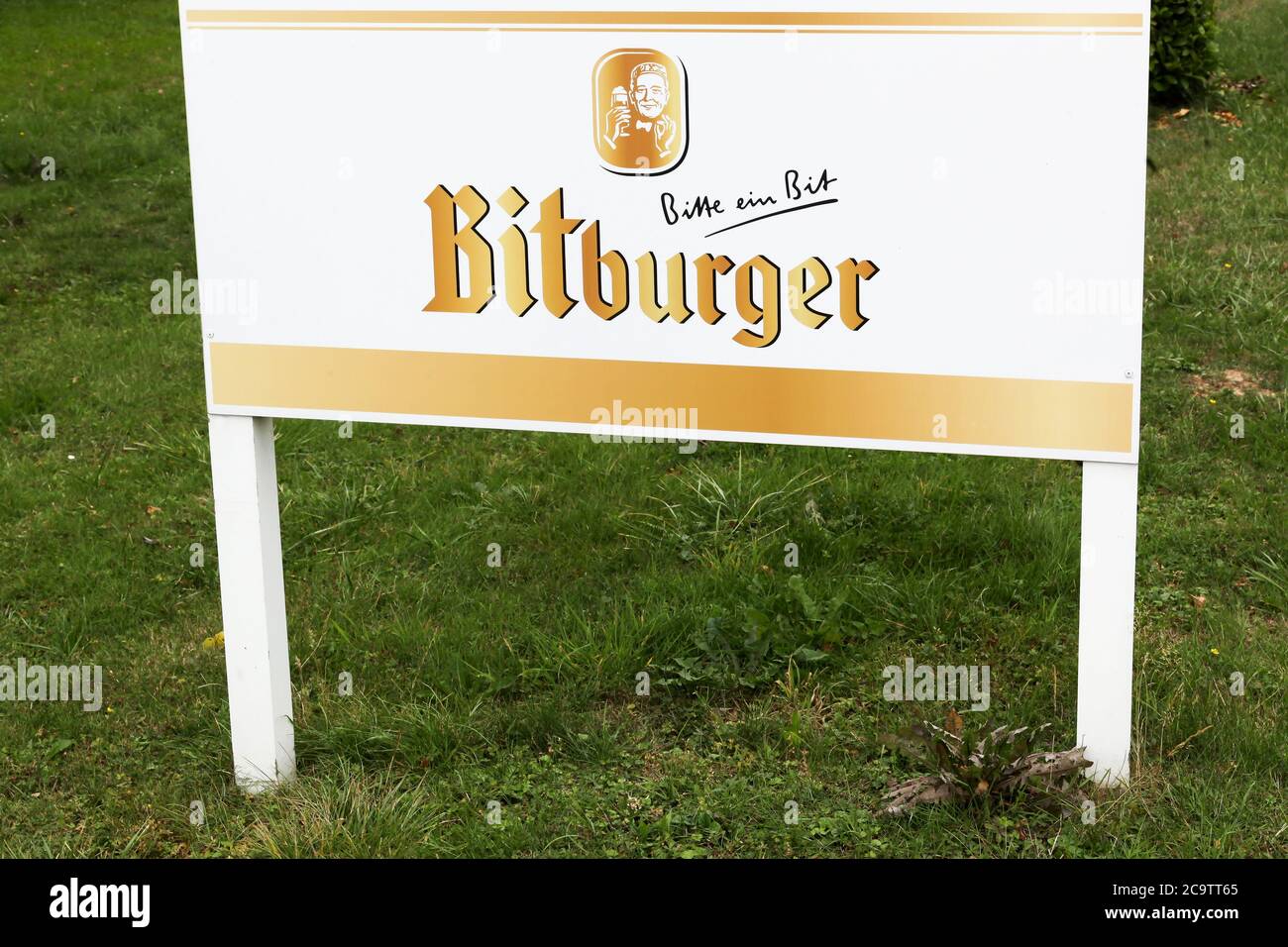 Bitburg, Deutschland - 2. September 2018: Bitburger Logo auf einem Schild. Die Bitburger Brauerei ist eine große deutsche Brauerei, die 1817 gegründet wurde Stockfoto