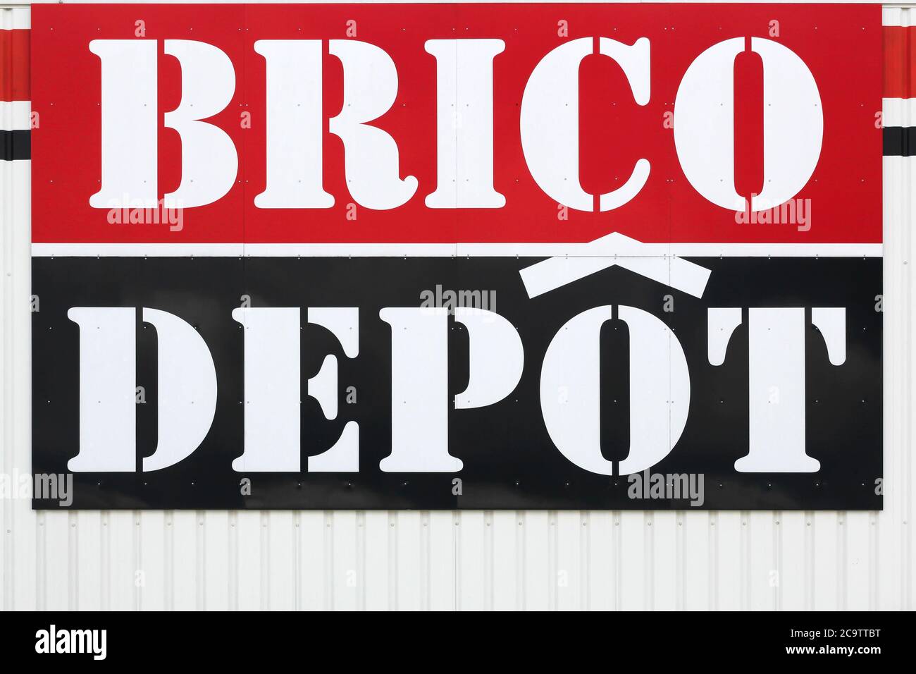 Villefranche, Frankreich - 7. Juni 2020: Brico Depot Logo an einer Wand. Brico Depot ist eine französische Kette von DIY und Home Improvement Stockfoto