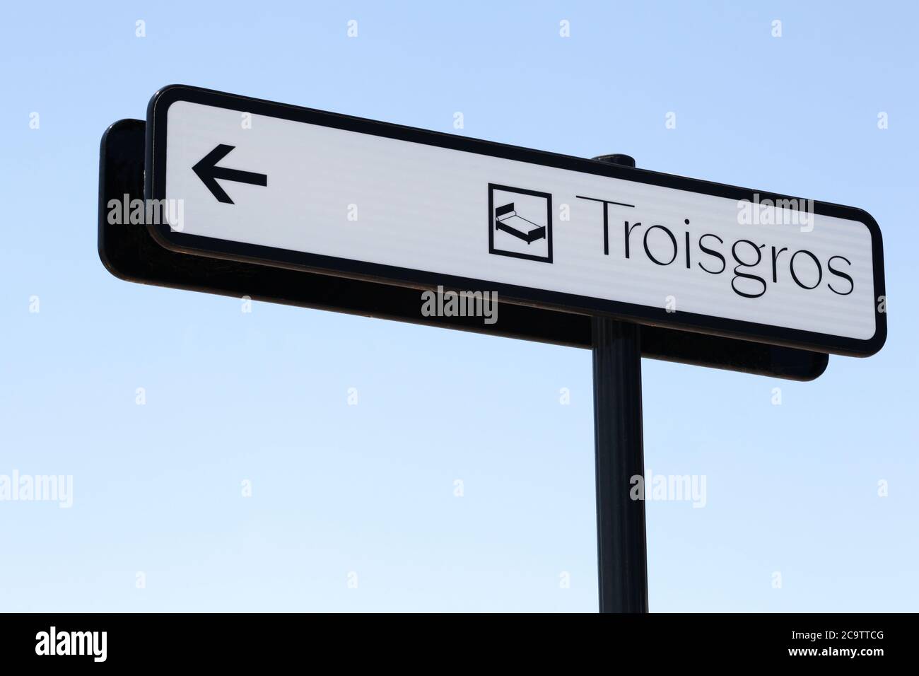 Ouches, Frankreich - 31. Mai 2020: Wegweiser für das Restaurant Troigros in Ouches, Frankreich. Troisgros ist ein französisches Restaurant und Hotel mit drei Michelin-Sternen Stockfoto