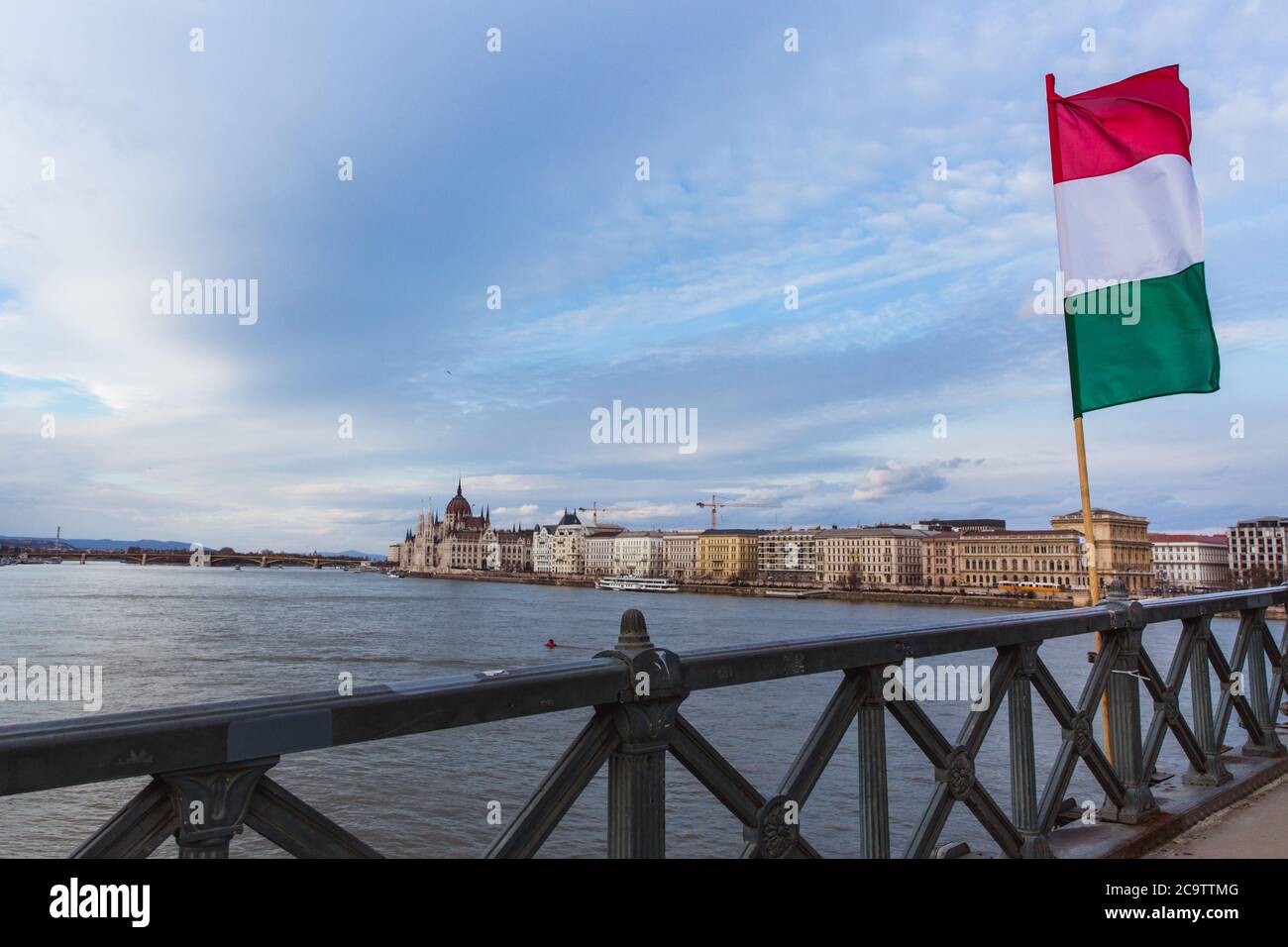 Die ungarische Flagge über der Donau auf der Kettenbrücke mit Blick auf das Parlamentsgebäude in Budapest. Stockfoto