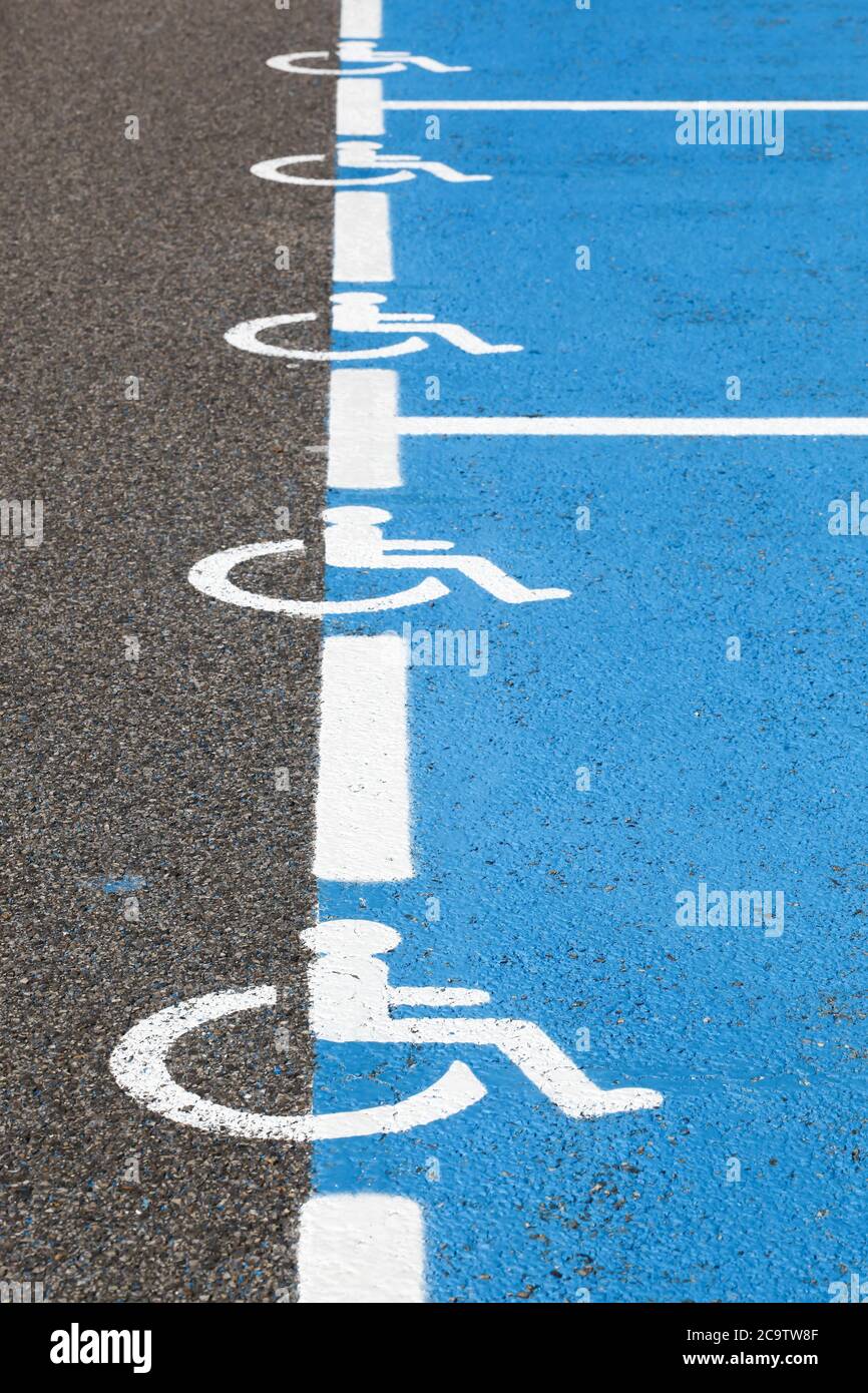 Behindertenparkplätze nur Schild auf dem Boden Stockfoto