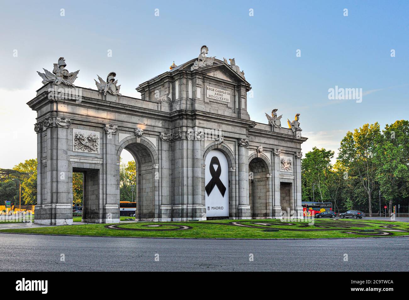 Madrid, Spanien - 20. Mai 2020: Blick auf die Puerta de Alcala in Madrid bei Sonnenaufgang an einem Tag der Quarantäne. Stockfoto
