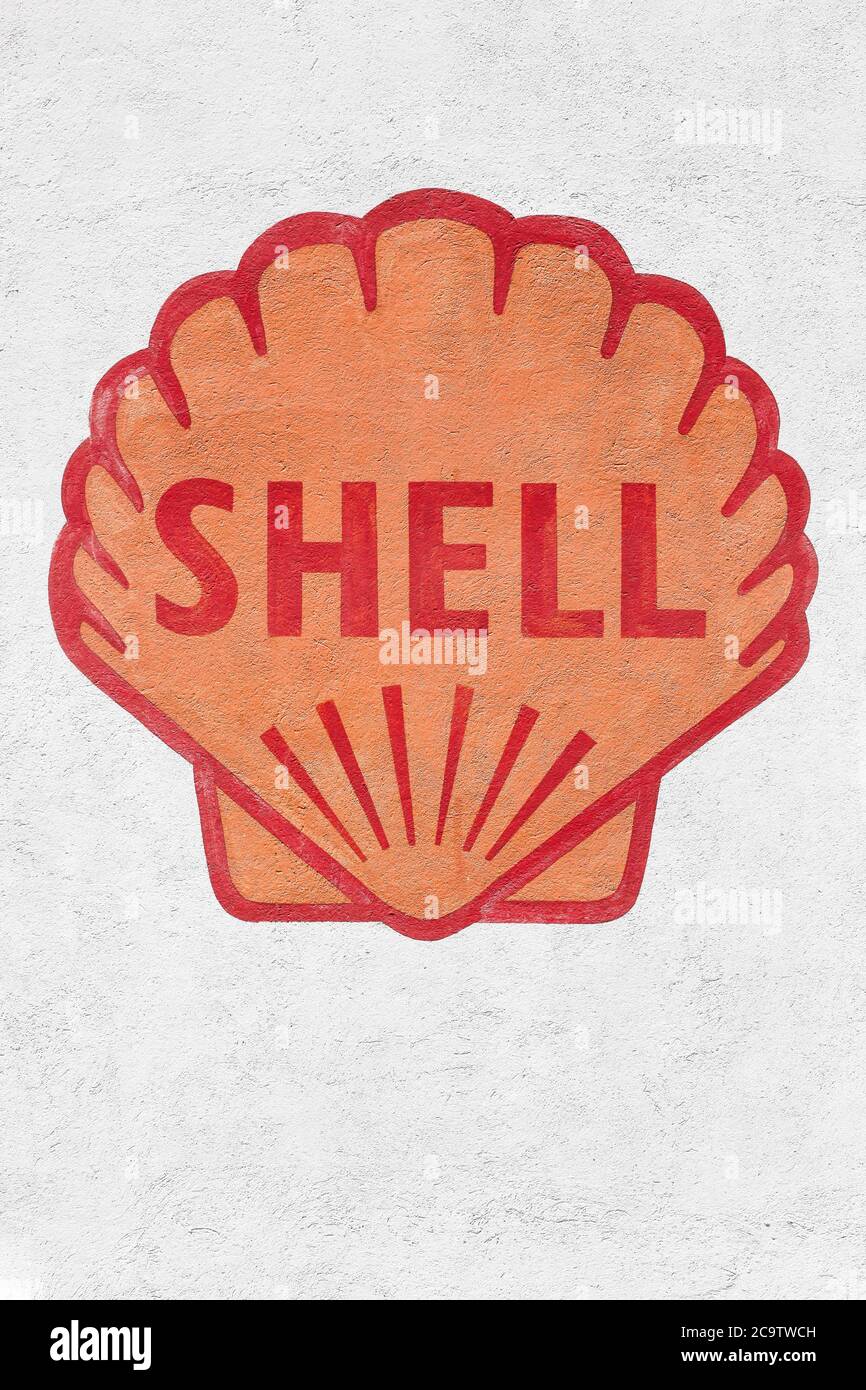 Rochepot, Frankreich - 5. Juli 2020: Vintage Shell Logo auf einer Tankstelle. Shell ist ein anglo-niederländisches multinationales Öl- und Gasunternehmen N Stockfoto