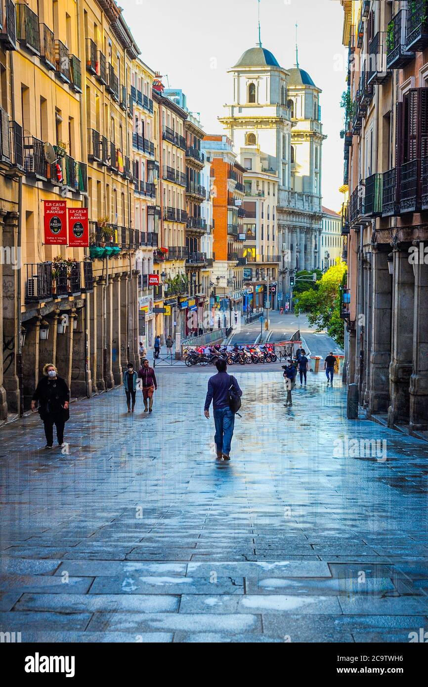 Madrid, Spanien - 20. Mai 2020: Blick auf die Toledo Straße im Stadtzentrum von Madrid während der Quarantäne von covid-19. Königliche Stiftskirche von San Isidro Stockfoto