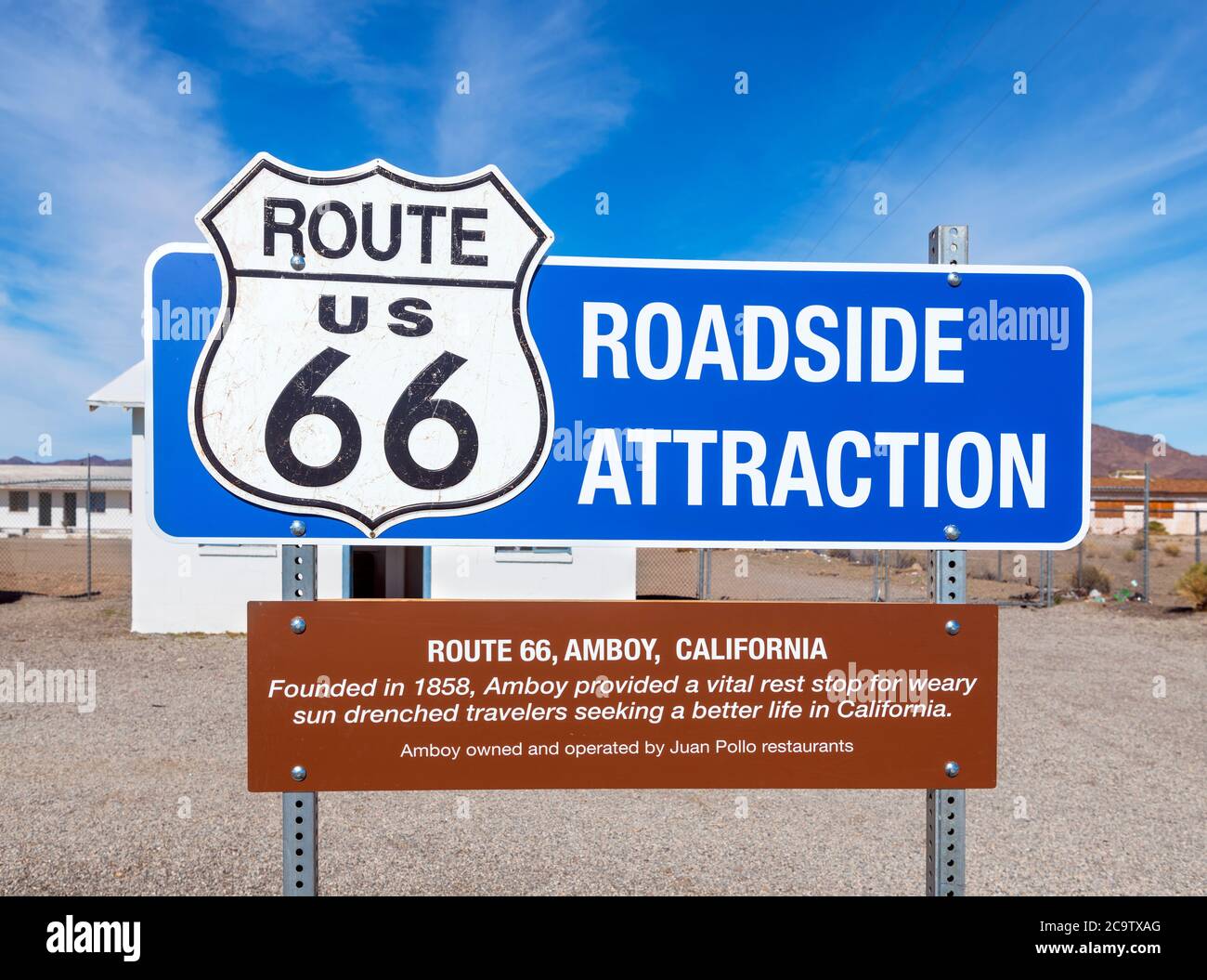 Route 66, Kalifornien. Straßenanziehungs-Schild vor Roy's Motel and Cafe in Amboy, Route 66, Mojave Desert, Kalifornien, USA Stockfoto