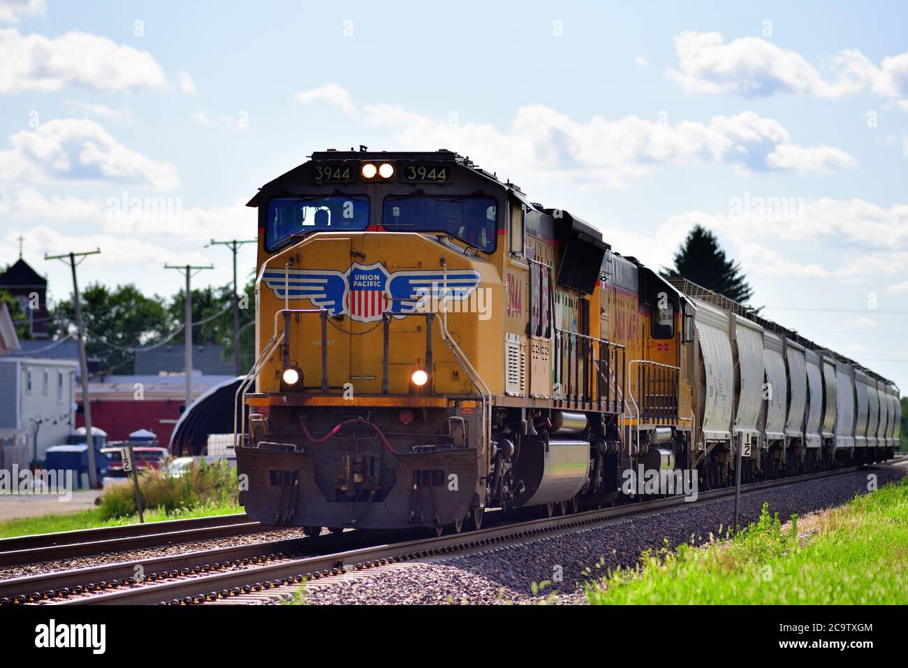 Maple Park, Illinois, USA. Ein Paar Lokomotiven fahren einen lokalen Güterzug der Union Pacific nach Osten von DeKalb in Richtung Chicago. Stockfoto
