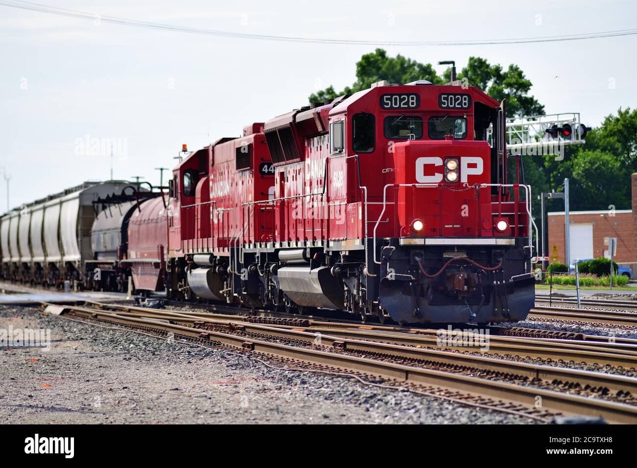 Ein Paar Canadian Pacific Railway Lokomotiven führen einen manifesten Güterzug, der für den Transfer vom Bensenville Yard bestimmt ist. Stockfoto