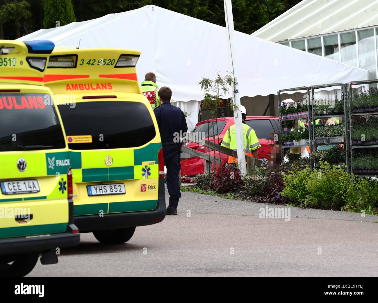 Motala, Schweden 20200802 EIN Auto ist versehentlich in einen Eingang zu einem Blumenladen südlich von Motala gefahren. Zwei Personen wurden leicht verletzt. Rettungsdienste, Polizei und Krankenwagen vor Ort. Foto Jeppe Gustafsson Stockfoto