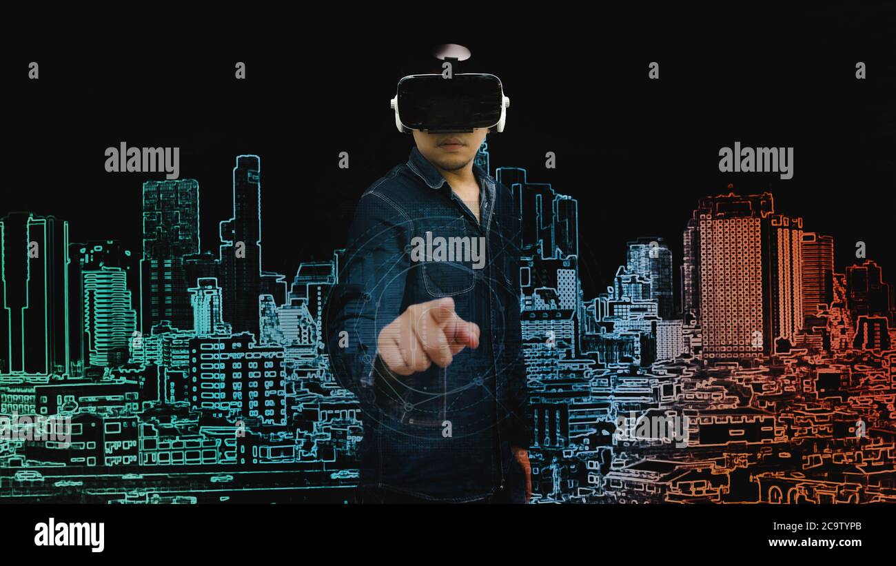 Abstrakter asiatischer Mann zeigt auf grafische digitale Stadt mit virtuellen Brillen in Technologie-Konzept Stockfoto