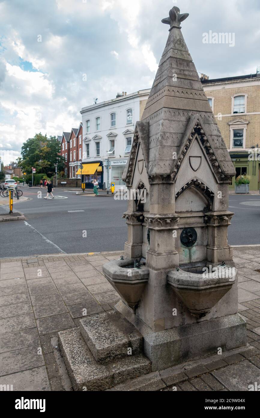 WIMBLEDON, LONDON/UK - 1. AUGUST : Alter Trinkbrunnen im Wimbledon Village London am 1. August 2020. Vier nicht identifizierte Personen Stockfoto