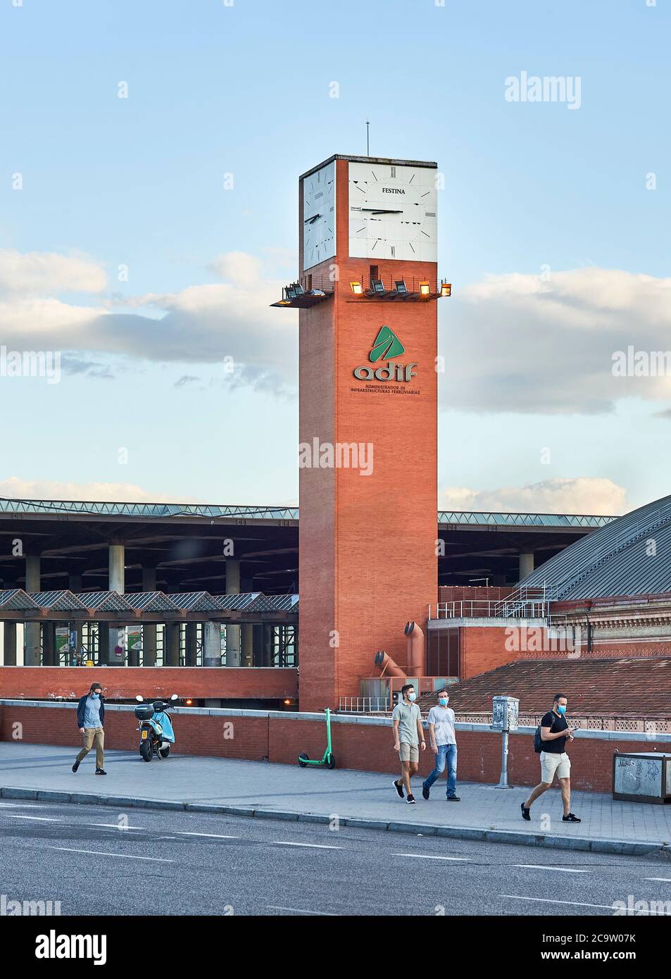 Madrid, Spanien - 4. Juni 2020: Uhr des Bahnhofs Atocha. Es ist die größte Uhr in der Stadt Madrid. Stockfoto