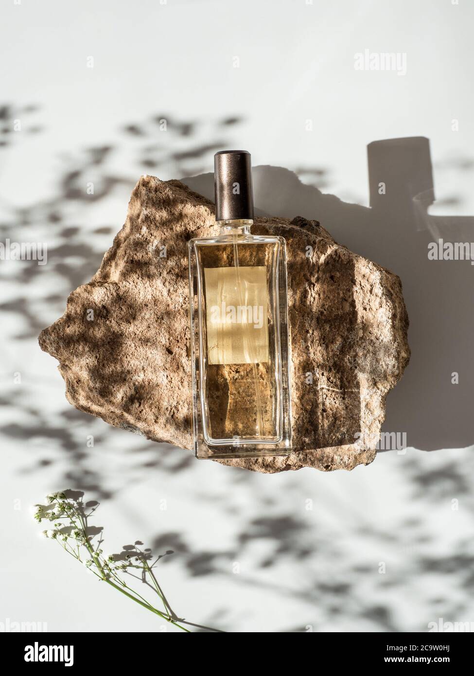 Mockup geometrische Form Podium Draufsicht. Steinform mit Gypsophila-Blüten Schattierungen auf weißem Hintergrund. Flach liegend. Vertikal. Kann als Parfüm und kosmetische Nachbau verwenden Stockfoto