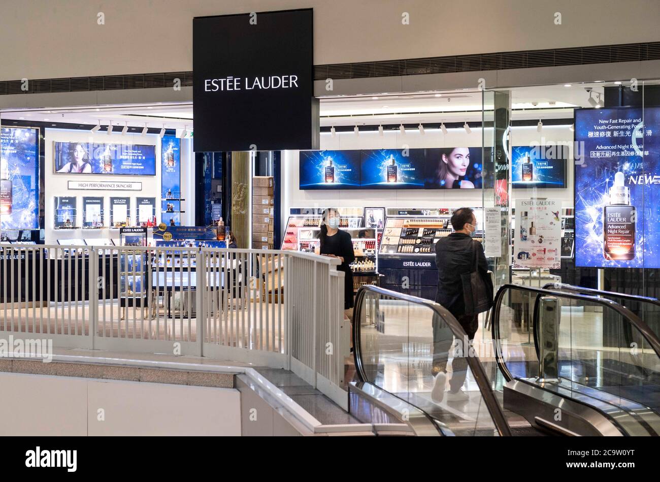 Hongkong, China. Juli 2020. Amerikanische multinationale Hautpflege- und Beauty-Produkte Marke, Estée Lauder Logo in Hongkong gesehen. Kredit: Budrul Chukrut/SOPA Images/ZUMA Wire/Alamy Live Nachrichten Stockfoto