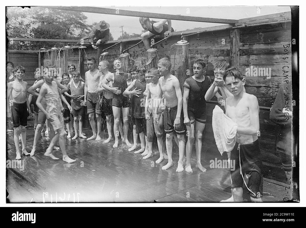 Jungs duschen Ausgeschnittene Stockfotos und -bilder - Alamy