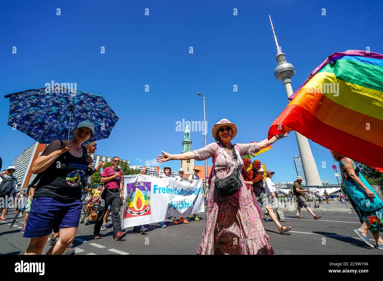 01.08.2020, Berlin, Eindruck der sogenannten Lockdown-großen Demo, für die der Veranstalter, die Querdenker-Bewegung (lateral thinking 711) aus Stuttgart 500,000 Personen registriert hat. Es kam jedoch weniger. Diese Hygiene-Demo hat Unterstützer aus verschiedenen Lagern und findet unter dem Motto "das Ende der Pandemie - der Tag der Freiheit" statt. Sie umfasste auch Reichsburger, Impfgegner und alle möglichen anderen Verschwörungstheoretiker, die gegen die laufenden Koronamaßnahmen protestierten. Im Bild: Demonstranten mit Fahnen und Transparenten. Weltweite Nutzung Stockfoto